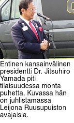 Entinen kansainvlinen presidentti Dr. Jitsuhiro Yamada piti tilaisuudessa monta puhetta. Kuvassa hn on juhlistamassa Leijona Ruusupuiston avajaisia.
