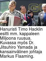 Hanuristi Timo Hacklin esitti mm. kappaleen Miljoona ruusua. Kuvassa mys Dr. Jitsuhiro Yamada ja kansainvlinen johtaja Markus Flaaming.