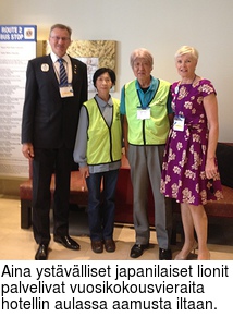 Aina ystvlliset japanilaiset lionit palvelivat vuosikokousvieraita hotellin aulassa aamusta iltaan.