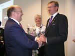 PDG Antti Tuomikoski onnittelee lmpimsti VDG valinnan jlkeen.