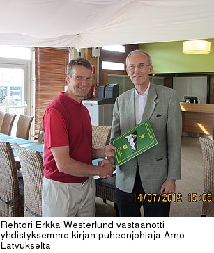 Rehtori Erkka Westerlund vastaanotti yhdistyksemme kirjan puheenjohtaja Arno Latvukselta