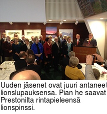 Uuden jäsenet ovat juuri antaneet lionslupauksensa. Pian he saavat Prestonilta rintapieleensä lionspinssi.
