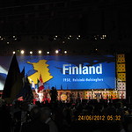 Suomen lippu saapumassa psaliin