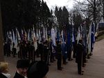 Juhlava kulkua jrjestytymss siirtymn Hietaniemen Sankarihaudoille ja Marsalkka Mannerheimin muistomerkille 11.11.2014