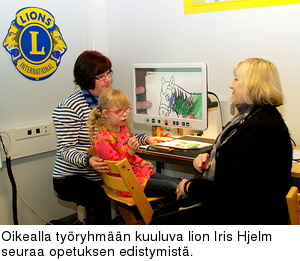 Oikealla tyryhmn kuuluva lion Iris Hjelm seuraa opetuksen edistymist.