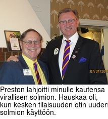 Preston lahjoitti minulle kautensa virallisen solmion. Hauskaa oli, kun kesken tilaisuuden otin uuden solmion käyttöön.
