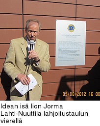 Idean is lion Jorma Lahti-Nuuttila lahjoitustaulun vierell