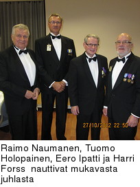 Raimo Naumanen, Tuomo Holopainen, Eero Ipatti ja Harri Forss  nauttivat mukavasta juhlasta