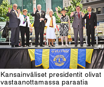 Kansainvliset presidentit olivat vastaanottamassa paraatia