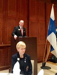 Kuvassa piirikuvernri Heikki Saarinen ja edess istuu 1. varapiirikuvernri Sini Eloholma