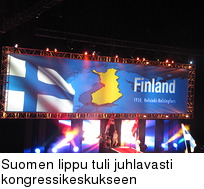 Suomen lippu tuli juhlavasti kongressikeskukseen
