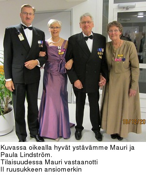 Kuvassa oikealla hyvt ystvmme Mauri ja Paula Lindstrm.
Tilaisuudessa Mauri vastaanotti
II ruusukkeen ansiomerkin
