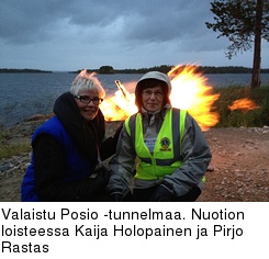 Valaistu Posio -tunnelmaa. Nuotion loisteessa Kaija Holopainen ja Pirjo Rastas