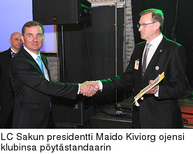 LC Sakun presidentti Maido Kiviorg ojensi klubinsa pytstandaarin